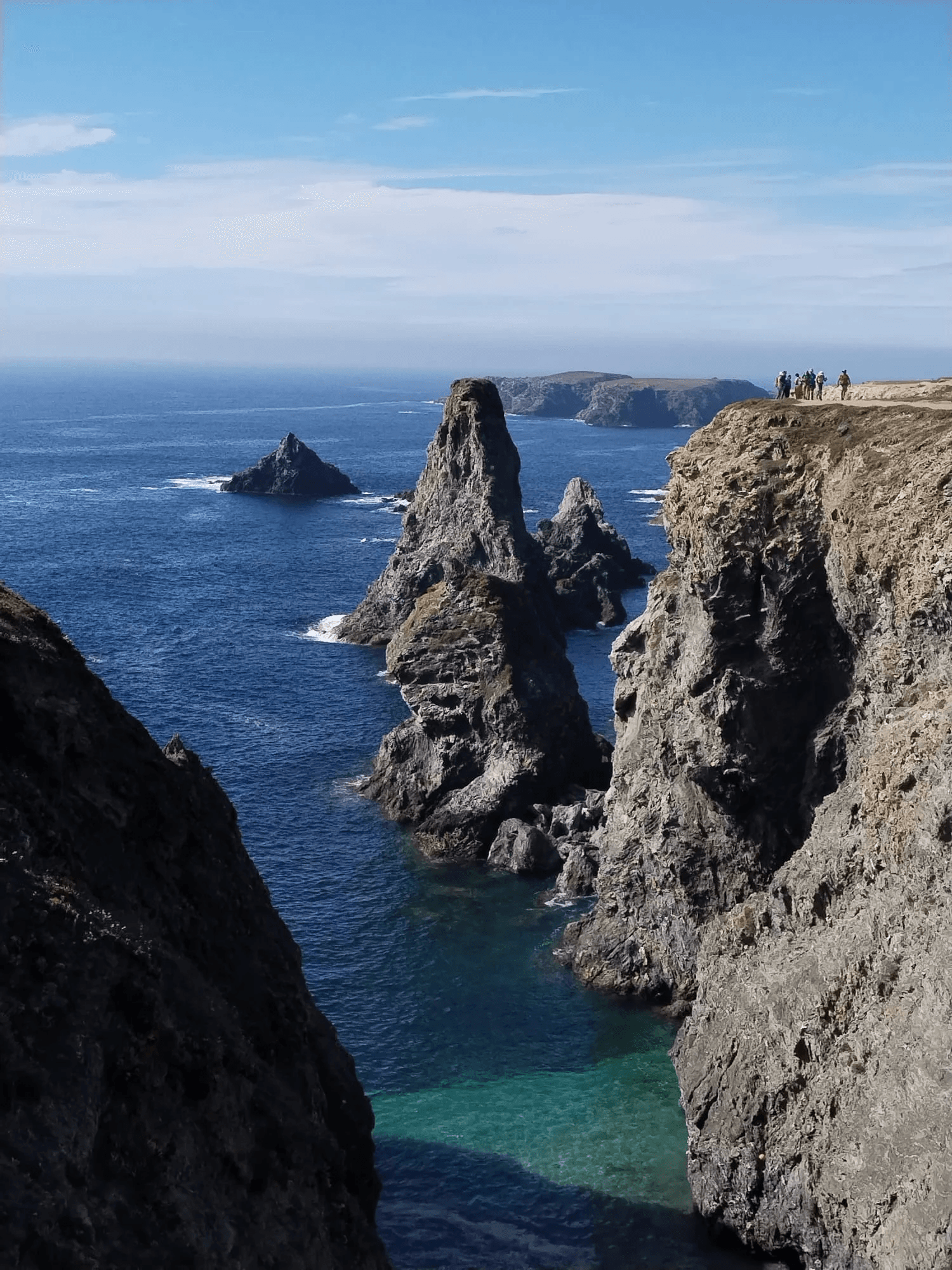 Falaises et eau claire